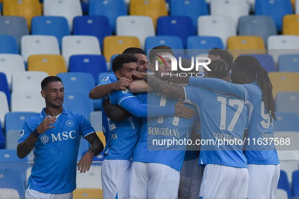 Scott McTominay of SSC Napoli celebrates with team mates after scoring during the Serie A match between SSC Napoli and Como at Stadio Diego...