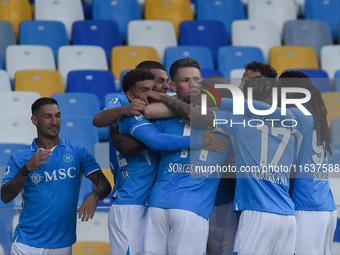 Scott McTominay of SSC Napoli celebrates with team mates after scoring during the Serie A match between SSC Napoli and Como at Stadio Diego...