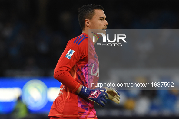 Emil Audero of Como during the Serie A match between SSC Napoli and Como at Stadio Diego Armando Maradona Naples Italy on 4 October 2024. 