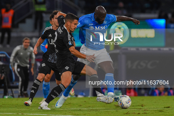 Marc-Oliver Kempf of Como competes for the ball with Romelu Lukaku of SSC Napoli during the Serie A match between SSC Napoli and Como at Sta...