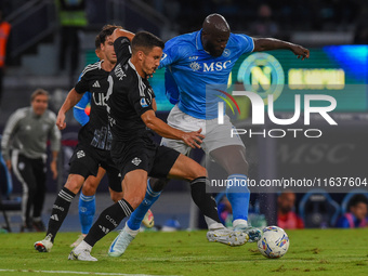 Marc-Oliver Kempf of Como competes for the ball with Romelu Lukaku of SSC Napoli during the Serie A match between SSC Napoli and Como at Sta...