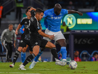 Marc-Oliver Kempf of Como competes for the ball with Romelu Lukaku of SSC Napoli during the Serie A match between SSC Napoli and Como at Sta...