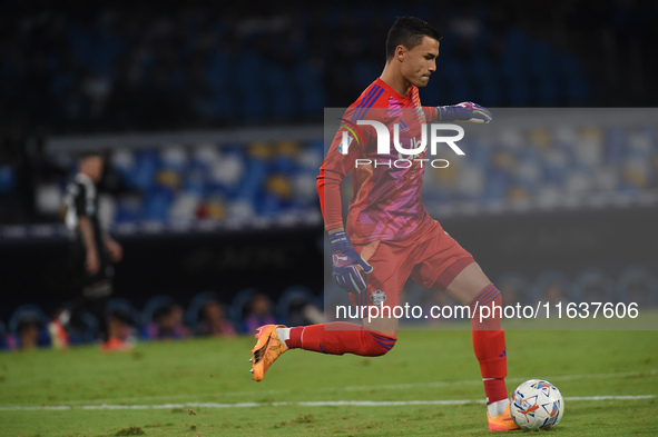 Emil Audero of Como during the Serie A match between SSC Napoli and Como at Stadio Diego Armando Maradona Naples Italy on 4 October 2024. 