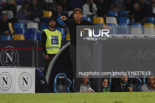 Antonio Conte Head Coach of SSC Napoli during the Serie A match between SSC Napoli and Como at Stadio Diego Armando Maradona Naples Italy on...