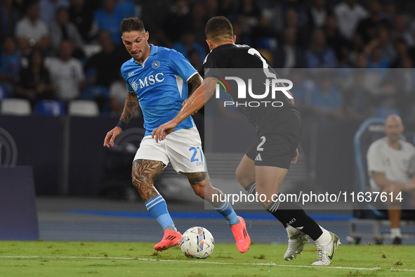 Marc-Oliver Kempf of Como competes for the ball with Matteo Politano of SSC Napoli during the Serie A match between SSC Napoli and Como at S...