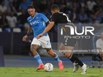 Marc-Oliver Kempf of Como competes for the ball with Matteo Politano of SSC Napoli during the Serie A match between SSC Napoli and Como at S...