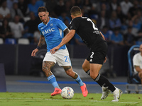 Marc-Oliver Kempf of Como competes for the ball with Matteo Politano of SSC Napoli during the Serie A match between SSC Napoli and Como at S...