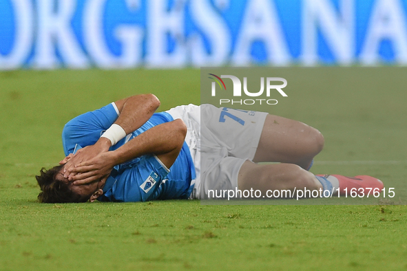 Khvicha Kvaratskhelia of SSC Napoli lies on the pitch after suffering an injury during the Serie A match between SSC Napoli and Como at Stad...