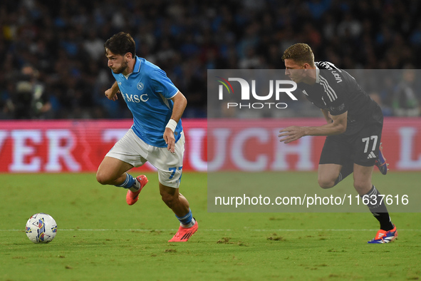 Ignace Van Der Brempt of Como competes for the ball with Khvicha Kvaratskhelia of SSC Napoli during the Serie A match between SSC Napoli and...