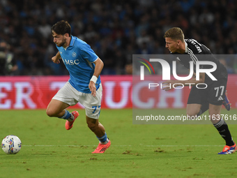 Ignace Van Der Brempt of Como competes for the ball with Khvicha Kvaratskhelia of SSC Napoli during the Serie A match between SSC Napoli and...