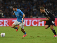 Ignace Van Der Brempt of Como competes for the ball with Khvicha Kvaratskhelia of SSC Napoli during the Serie A match between SSC Napoli and...