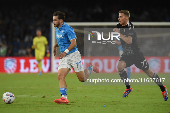 Ignace Van Der Brempt of Como competes for the ball with Khvicha Kvaratskhelia of SSC Napoli during the Serie A match between SSC Napoli and...