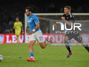 Ignace Van Der Brempt of Como competes for the ball with Khvicha Kvaratskhelia of SSC Napoli during the Serie A match between SSC Napoli and...