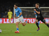 Ignace Van Der Brempt of Como competes for the ball with Khvicha Kvaratskhelia of SSC Napoli during the Serie A match between SSC Napoli and...