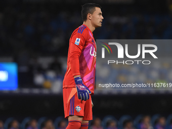 Emil Audero of Como during the Serie A match between SSC Napoli and Como at Stadio Diego Armando Maradona Naples Italy on 4 October 2024. (