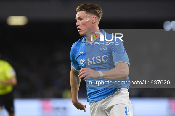 Scott McTominay of SSC Napoli during the Serie A match between SSC Napoli and Como at Stadio Diego Armando Maradona Naples Italy on 4 Octobe...