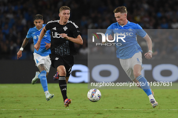 Ignace Van Der Brempt of Como competes for the ball with Scott McTominay of SSC Napoli during the Serie A match between SSC Napoli and Como...