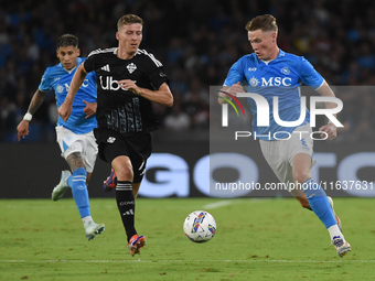 Ignace Van Der Brempt of Como competes for the ball with Scott McTominay of SSC Napoli during the Serie A match between SSC Napoli and Como...