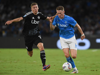 Ignace Van Der Brempt of Como competes for the ball with Scott McTominay of SSC Napoli during the Serie A match between SSC Napoli and Como...