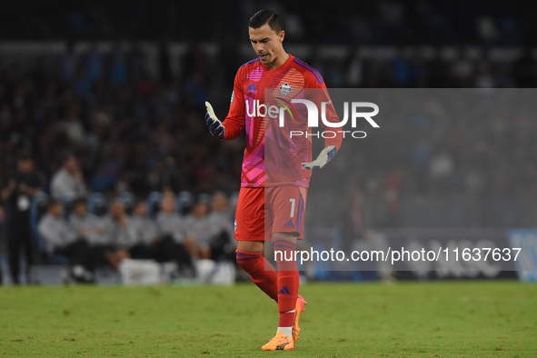 Emil Audero of Como during the Serie A match between SSC Napoli and Como at Stadio Diego Armando Maradona Naples Italy on 4 October 2024. 