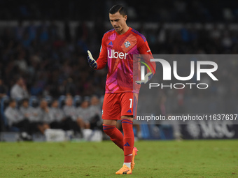 Emil Audero of Como during the Serie A match between SSC Napoli and Como at Stadio Diego Armando Maradona Naples Italy on 4 October 2024. (