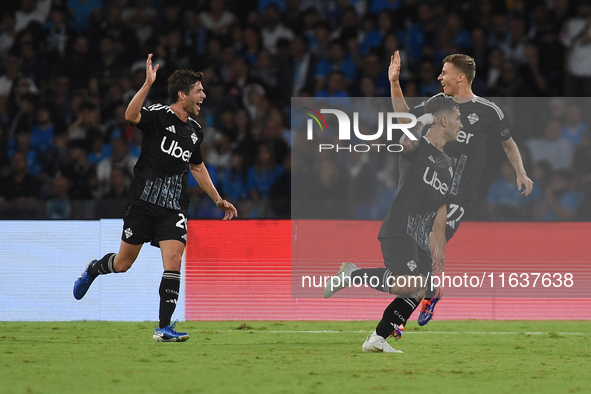 Gabriel Strefezza of Como celebrates after scoring during the Serie A match between SSC Napoli and Como at Stadio Diego Armando Maradona Nap...