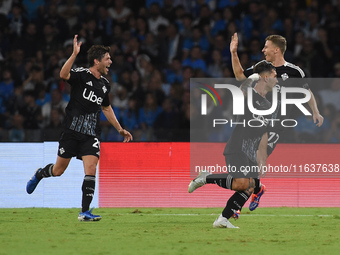 Gabriel Strefezza of Como celebrates after scoring during the Serie A match between SSC Napoli and Como at Stadio Diego Armando Maradona Nap...