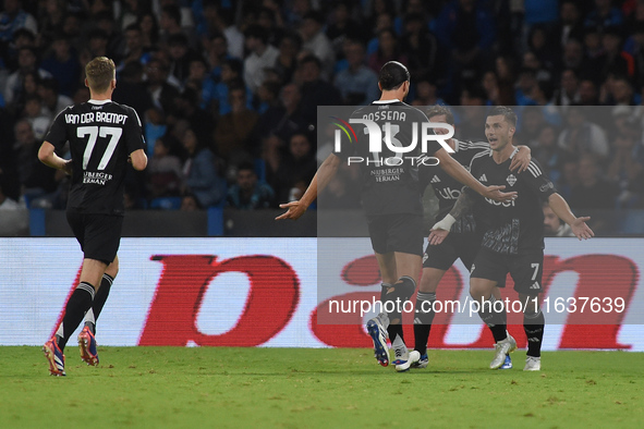 Gabriel Strefezza of Como celebrates with team mates after scoring during the Serie A match between SSC Napoli and Como at Stadio Diego Arma...