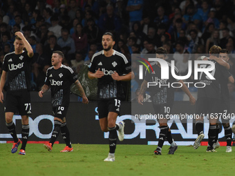 Gabriel Strefezza of Como celebrates with team mates after scoring during the Serie A match between SSC Napoli and Como at Stadio Diego Arma...