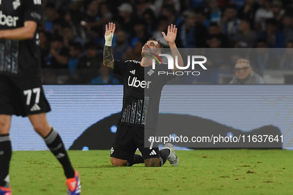 Gabriel Strefezza of Como celebrates after scoring during the Serie A match between SSC Napoli and Como at Stadio Diego Armando Maradona Nap...