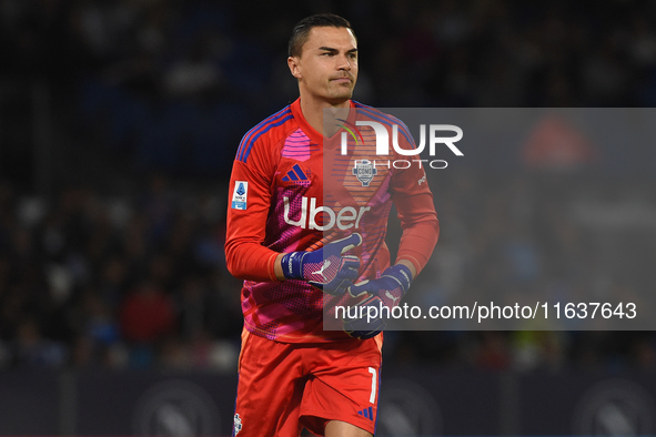 Emil Audero of Como during the Serie A match between SSC Napoli and Como at Stadio Diego Armando Maradona Naples Italy on 4 October 2024. 