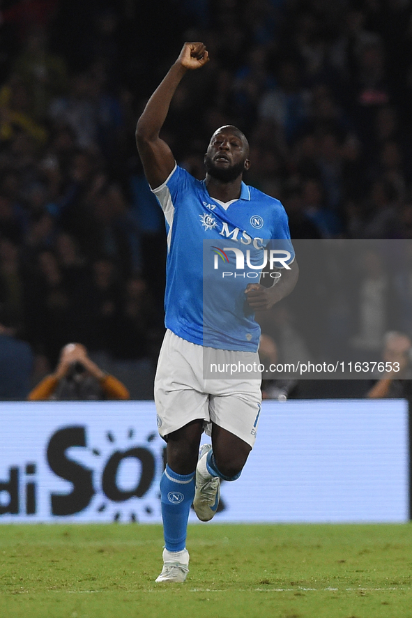 Romelu Lukaku of SSC Napoli celebrates after scoring during the Serie A match between SSC Napoli and Como at Stadio Diego Armando Maradona N...