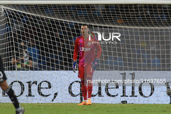 Emil Audero of Como during the Serie A match between SSC Napoli and Como at Stadio Diego Armando Maradona Naples Italy on 4 October 2024. 