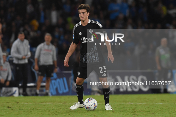 Maximo Perrone of Como during the Serie A match between SSC Napoli and Como at Stadio Diego Armando Maradona Naples Italy on 4 October 2024....