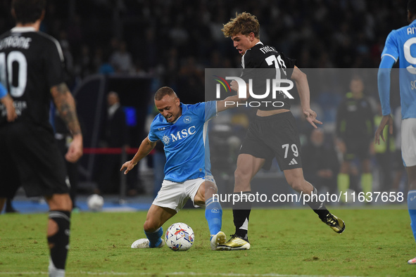 Nico Paz of Como competes for the ball with Stanislav Lobotka of SSC Napoli during the Serie A match between SSC Napoli and Como at Stadio D...