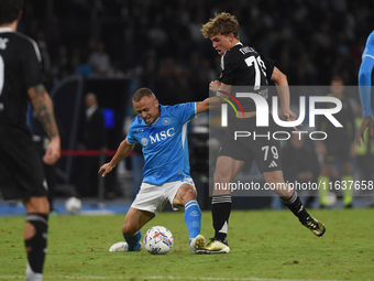 Nico Paz of Como competes for the ball with Stanislav Lobotka of SSC Napoli during the Serie A match between SSC Napoli and Como at Stadio D...