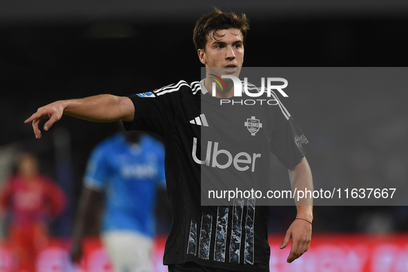 Maximo Perrone of Como during the Serie A match between SSC Napoli and Como at Stadio Diego Armando Maradona Naples Italy on 4 October 2024....