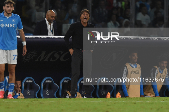 Antonio Conte Head Coach of SSC Napoli during the Serie A match between SSC Napoli and Como at Stadio Diego Armando Maradona Naples Italy on...