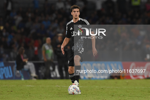 Maximo Perrone of Como during the Serie A match between SSC Napoli and Como at Stadio Diego Armando Maradona Naples Italy on 4 October 2024....