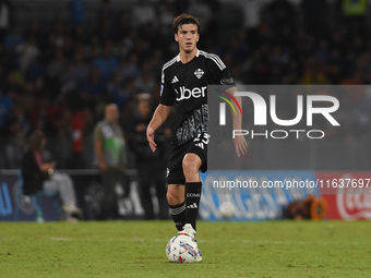 Maximo Perrone of Como during the Serie A match between SSC Napoli and Como at Stadio Diego Armando Maradona Naples Italy on 4 October 2024....