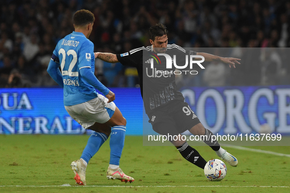 Simone Verdi of Como competes for the ball with Giovanni Di Lorenzo of SSC Napoli during the Serie A match between SSC Napoli and Como at St...