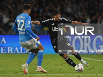 Simone Verdi of Como competes for the ball with Giovanni Di Lorenzo of SSC Napoli during the Serie A match between SSC Napoli and Como at St...