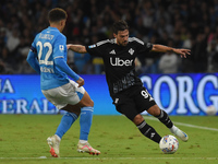 Simone Verdi of Como competes for the ball with Giovanni Di Lorenzo of SSC Napoli during the Serie A match between SSC Napoli and Como at St...