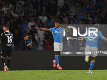 David Neres of SSC Napoli celebrates after scoring during the Serie A match between SSC Napoli and Como at Stadio Diego Armando Maradona Nap...