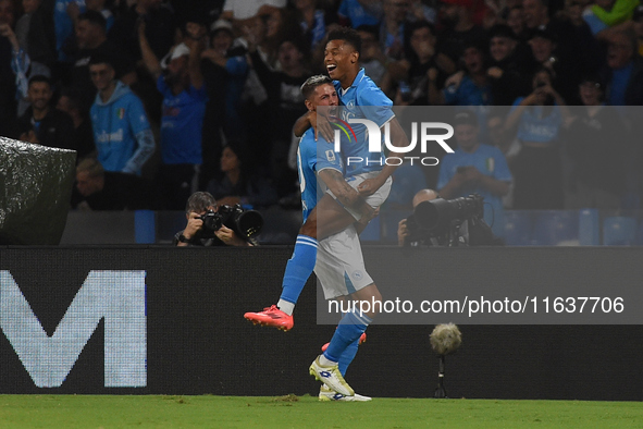 David Neres of SSC Napoli celebrates with team mates after scoring during the Serie A match between SSC Napoli and Como at Stadio Diego Arma...