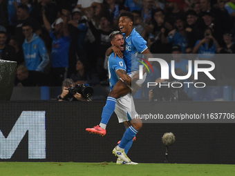 David Neres of SSC Napoli celebrates with team mates after scoring during the Serie A match between SSC Napoli and Como at Stadio Diego Arma...