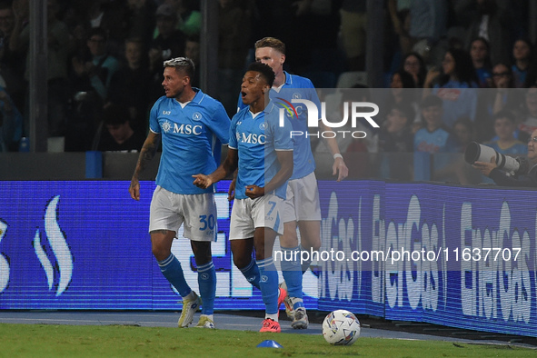 David Neres of SSC Napoli celebrates with team mates after scoring during the Serie A match between SSC Napoli and Como at Stadio Diego Arma...