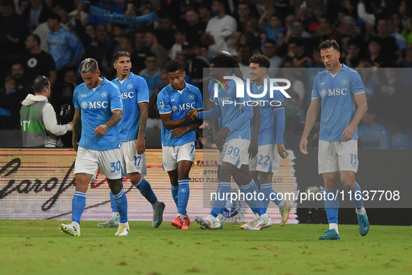 David Neres of SSC Napoli celebrates with team mates after scoring during the Serie A match between SSC Napoli and Como at Stadio Diego Arma...