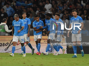 David Neres of SSC Napoli celebrates with team mates after scoring during the Serie A match between SSC Napoli and Como at Stadio Diego Arma...