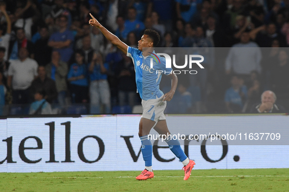 David Neres of SSC Napoli celebrates after scoring during the Serie A match between SSC Napoli and Como at Stadio Diego Armando Maradona Nap...